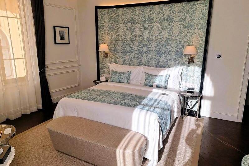 ■ザ チャーム ジュニアスイートスイートの中では最もリーズナブルなお部屋です。室内はシックで高級感があります。ベッドは、ゆったりとしたキングサイズです！