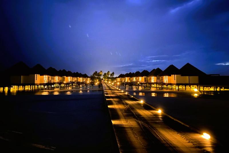 フォーシーズンズ リゾート モルディブ アット クダフラ。幻想的な夜の水上ヴィラ