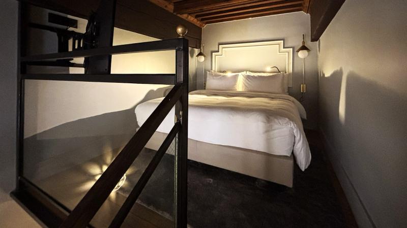 ベッドルームは屋根裏部屋みたいな感じです