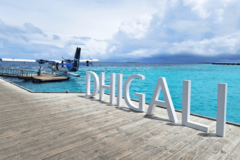 到着した桟橋のところに、写真スポット「DHIGALI」の文字が！