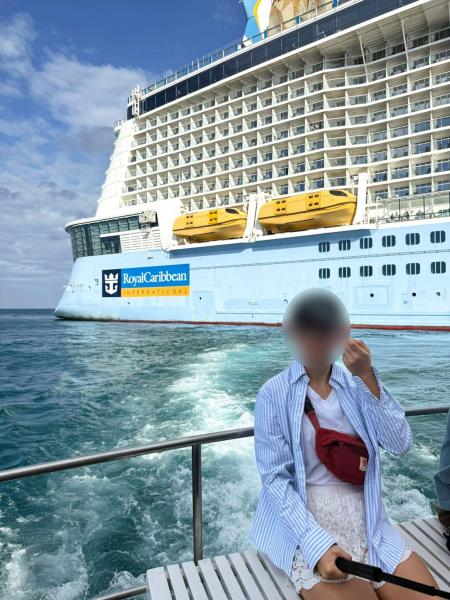 クルーズ船からボートに乗り換えて寄港地へ