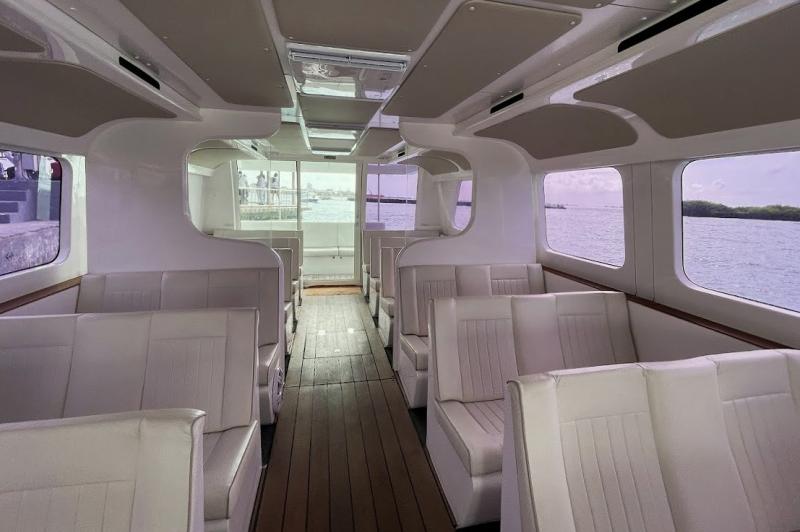 新調したばかりで船内はとても快適。Free Wi-Fiも利用できます