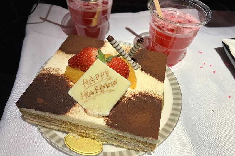 モルディブに向かう途中、シンガポール航空からハネムーンケーキのプレゼント！ 寝てましたけど嬉しくて2人共飛び起きました笑