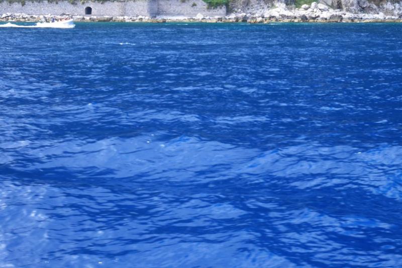 青の洞窟へ行く途中、海の色がどんどん群青色のような青に！海の色が日本とは全然違います！！！
