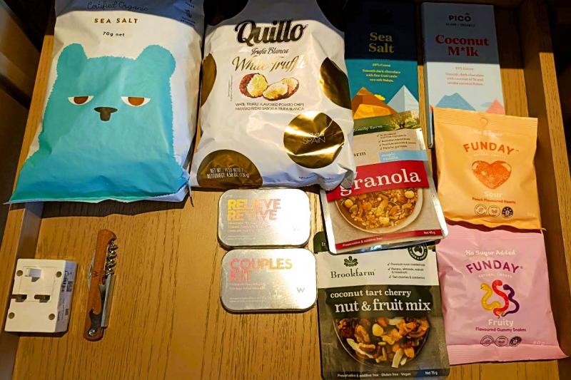 有料のスナックコーナーです。写真左下にマルチプラグがありますが、ドライヤーに使用できました