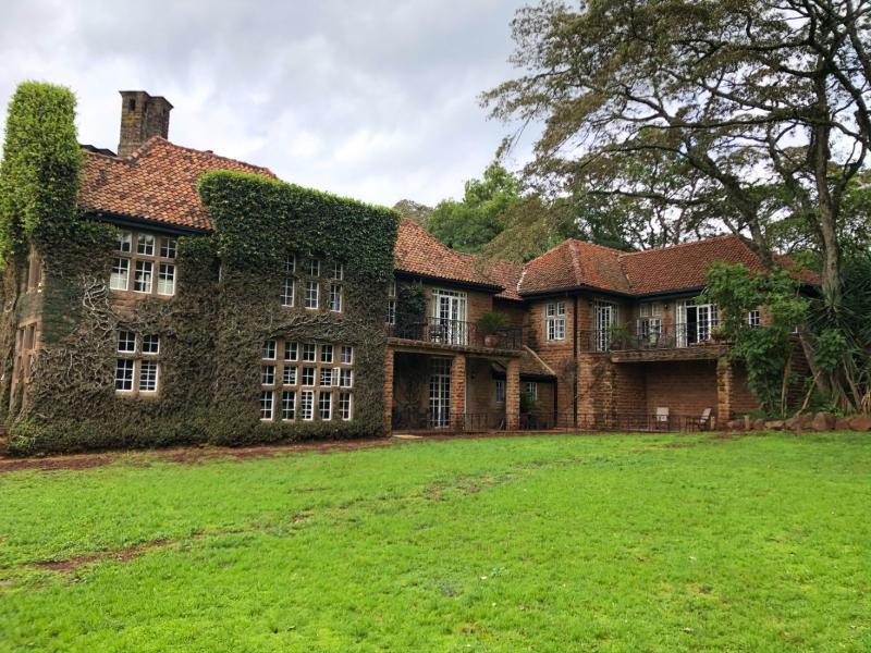 イギリスの邸宅、マナーハウスのような趣のある外観。かつてケニアはイギリスの植民地だったので、統治者がこのような豪華な建物に住んでいました