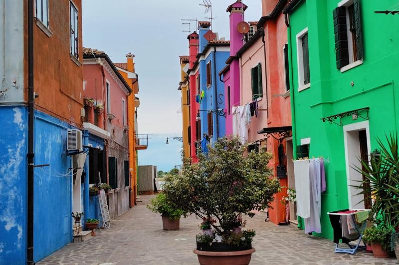 ベネチアの離島、ブラーノ島に広がるカラフルな小道