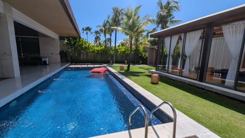 長めの大きなプールが贅沢です