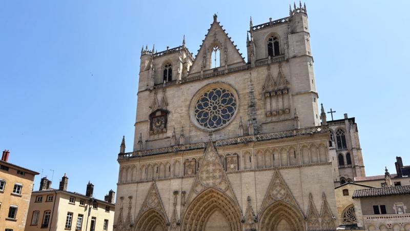 街歩きをしていたら、いきなり目の前に現れるサン ジャン大聖堂