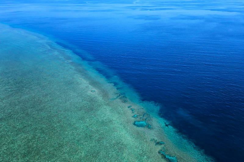 突然海の色が変わります