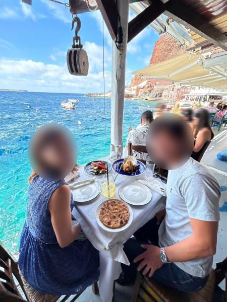 アモウディ湾沿いの席で食事（サントリーニ島）