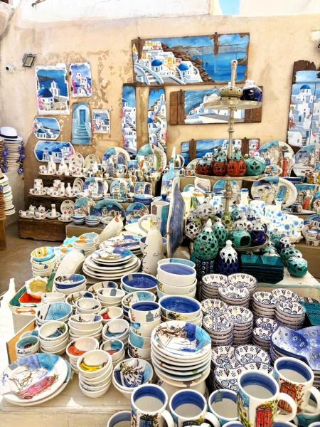 ハンドメイドなお土産店。全部可愛くて選べない（サントリーニ島）