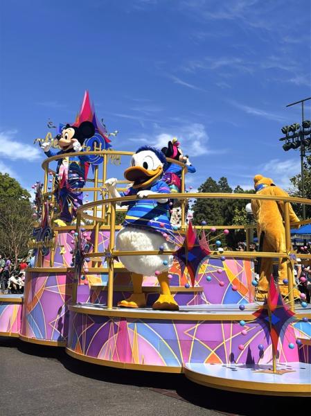 カリフォルニア ディズニーランド・リゾートの70周年記念パレード