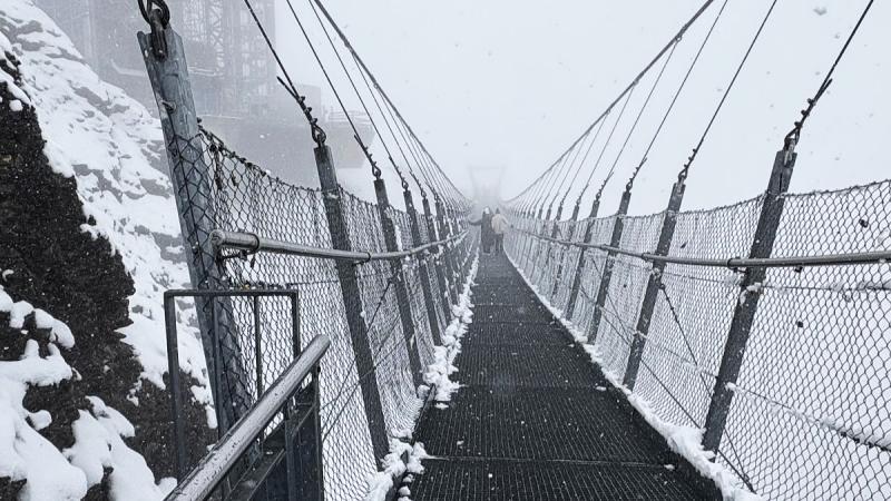 雪が降る中でもティトリス クリフウォークは歩けます