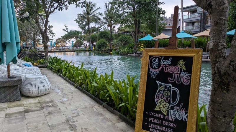 プールに入ったりパラソルの下でくつろいだり、お好みの過ごし方で