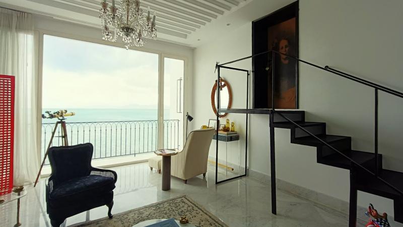 ビビの入口は階段を上がっところ。家族の肖像がドアにデコレートされています