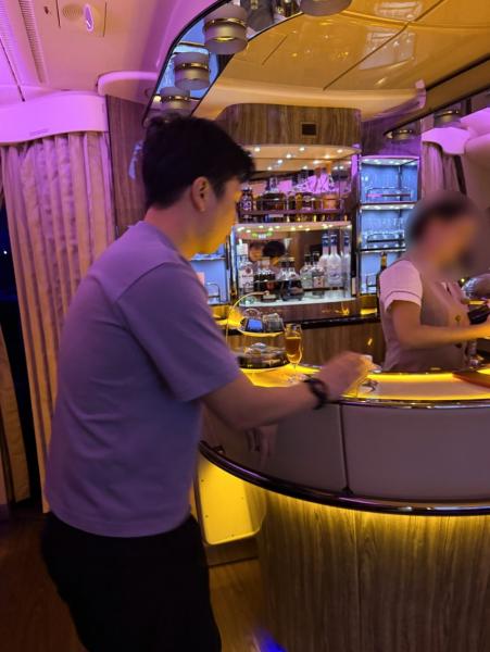 今回利用したエミレーツ航空でドバイへ。その機内にて