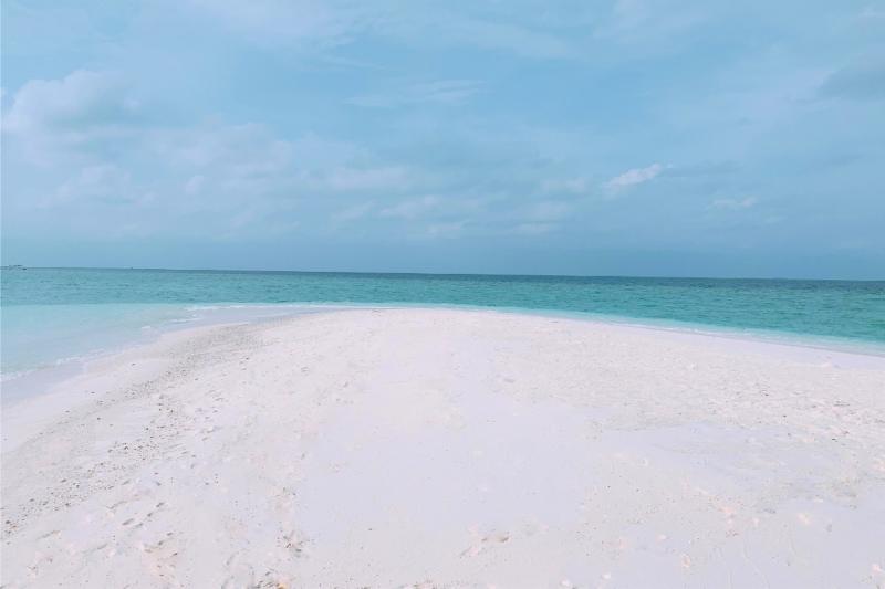 海に囲まれた白い砂浜の上での特別なお写真をお取りいただけますので、ハネムーナーにおすすめです！
