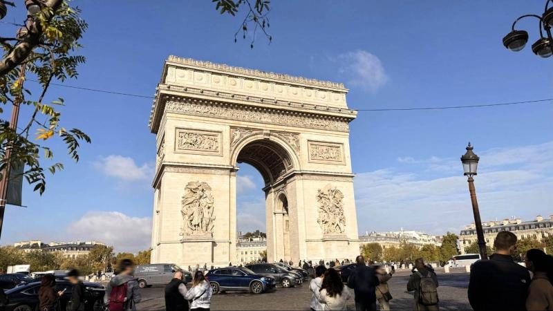  パリの凱旋門には、階段でのぼりました！