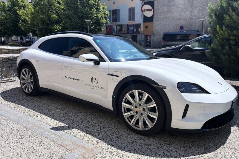 社用車がポルシェだったので、思わず撮ってしまいました笑