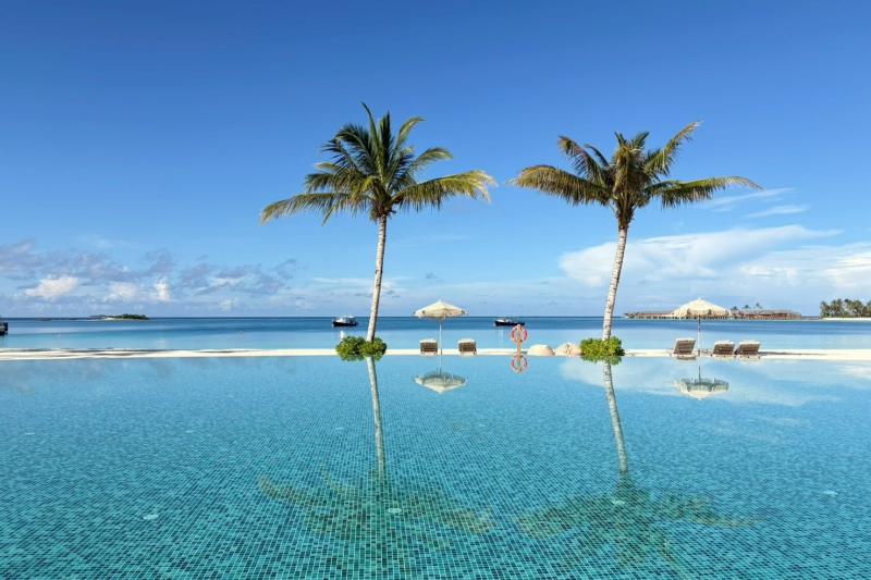 モルディブで滞在した「アナネア マディヴァル」のメインプールでの1枚
