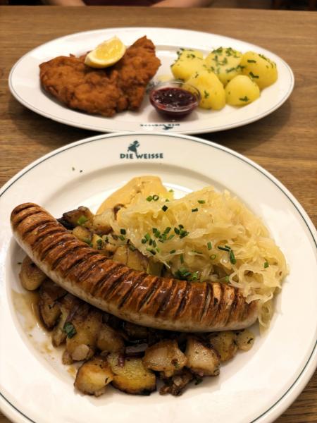 ザルツブルクのレストランで食べたソーセージとウィーナーシュニッツェル（ウィーン風カツレツ）