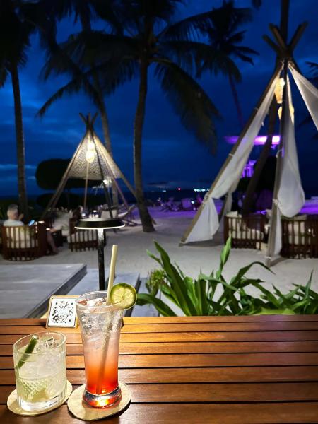 夜のリゾートによく似合うカクテルを飲みながら♪ 