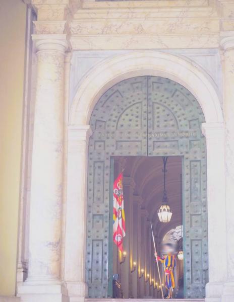 サンピエトロ大聖堂の門番。衛兵が毅然とした態度で任務を遂行している姿はそれだけで絵になっていました