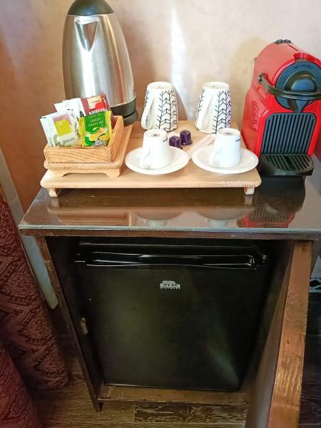各部屋にコーヒーメーカー、ティーセットが備わっています