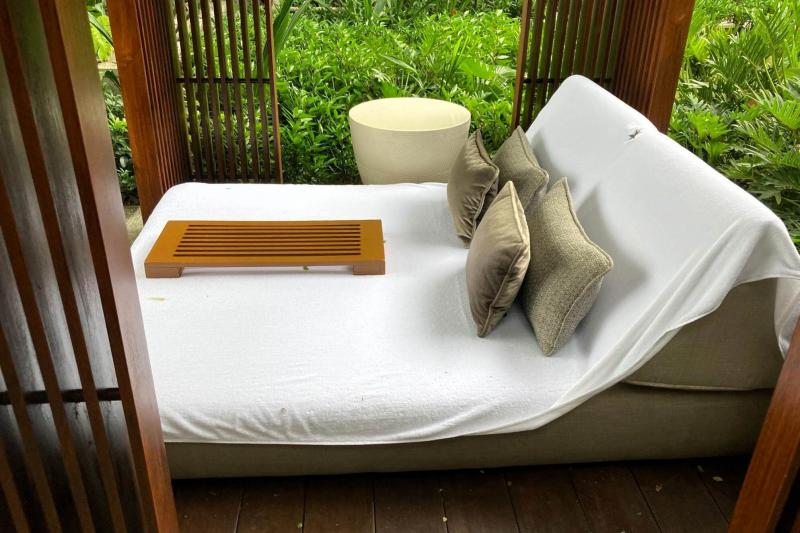 ガーデン内のベッド。正面にはチャオプラヤー川