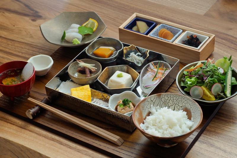 伊豆の幸を詰め込んだ和朝食