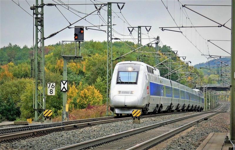 TGV（フランスの高速列車）での列車の旅もお楽しみください			