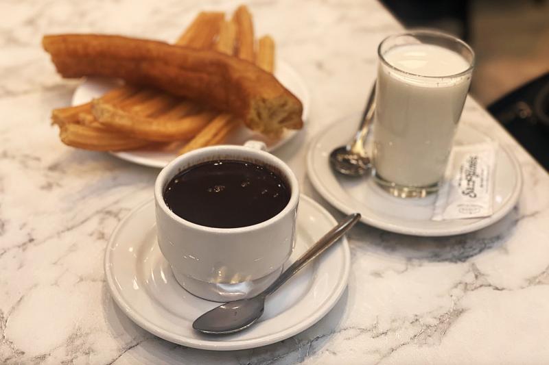 カリカリのチュロスをチョコに浸してくださいね