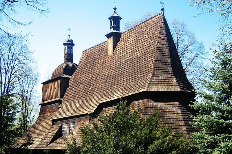 ◆マウォポルスカ南部の木造教会群（Wooden Churches of Southern Małopolska）／2003年登録ポーランド南部、小ポーランドとも呼ばれるマウォポルスカ地方には、50ほどの15世紀末～16世紀に建造された木造教会群が残されています。そのうちハチェフ、ブリズネ、センコヴァ、ビナロヴァ、デンブノ、リプニツァ・ムロヴァナの町や村にある、保存状態のよい6件が世界遺産に登録されています。伝統的な木造建築技術を用いたゴシック様式の教会です。（写真はセンコヴァです）
