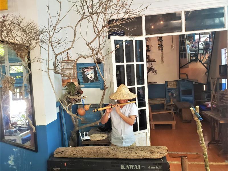 カフェではベトナムの民族音楽を生で聴かせてくれました