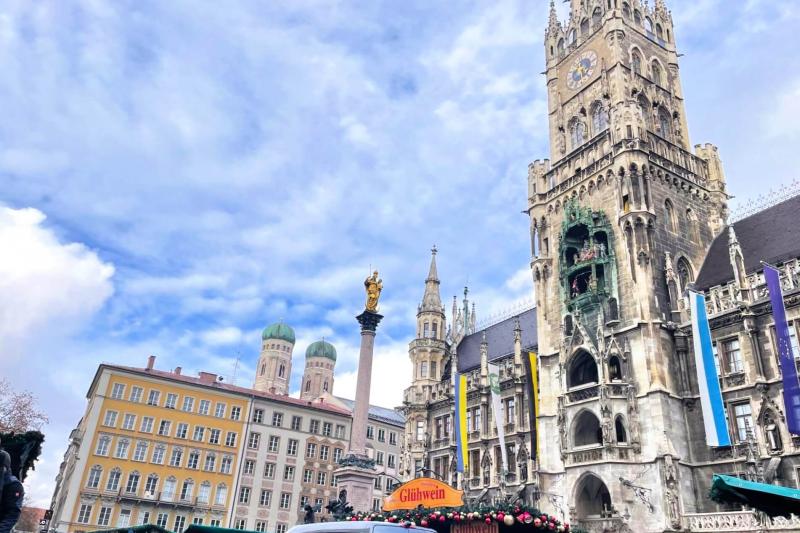 ミュンヘンのマリエン広場。クリスマスマーケットの設営中でした