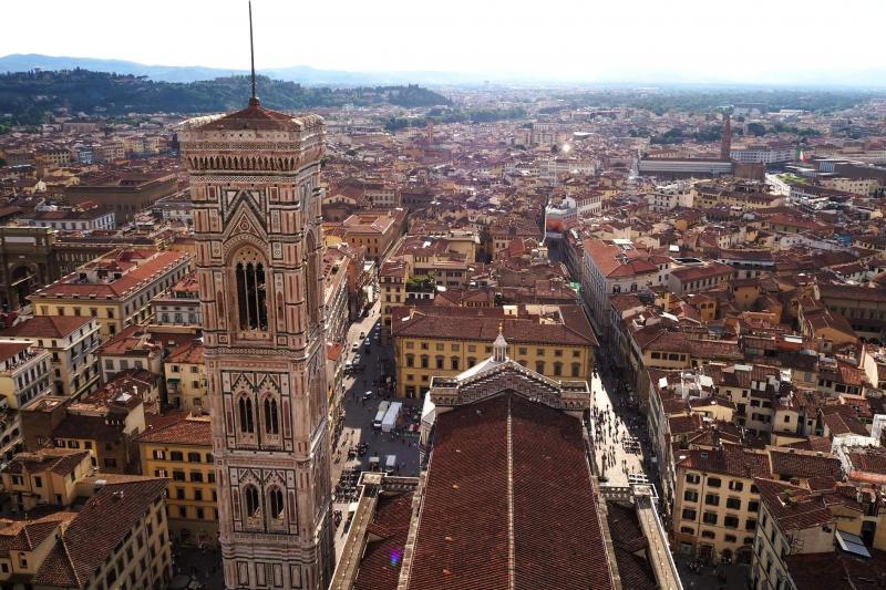 サンタ マリア デル フィオーレ大聖堂のクーポラからの景色。統一された屋根の織りなす景色は未だに忘れられません。「天井のない美術館」と言われるのも納得！