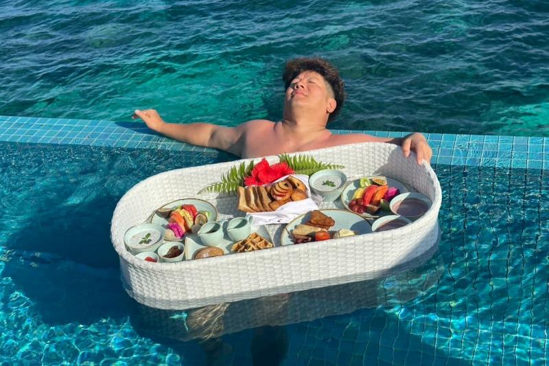 夢のフローティングブレックファスト。さすがにこの量は食べきれませんでした