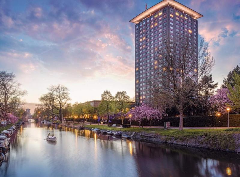デ・パイプ地区の運河沿いに位置する23階建てのホテル オークラ アムステルダム