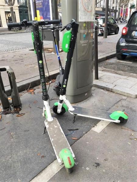 こちらは「ライム（lime）」という、電動のキックボードです。パリの街中に充電器のスタンドがあり、レンタルすることが可能です。利用するにはアプリのダウンロードが必要です。