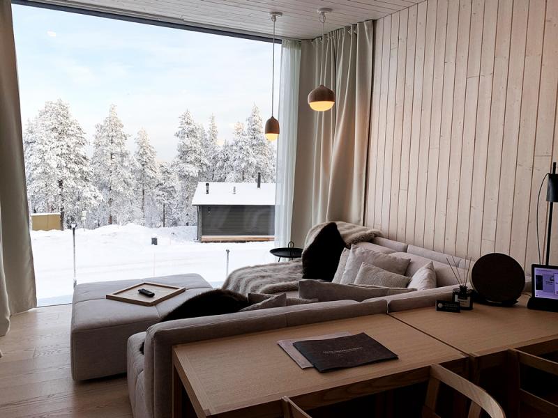 【アークティック ツリーハウス ホテル（フィンランド）】「アークティック ツリーハウス ホテル（Arctic TreeHouse Hotel）」は、フィンランドの洗練された暖かみのある家具がすてきなホテルですが、さらに素晴らしいのは一面の窓から見下ろす銀世界。オーロラ観測としても有名なロヴァニエミですから、運が良ければ窓一面にオーロラを望むことも！ 犬ぞり、トナカイそり、スノーモービルなどのアクティビティも充実。