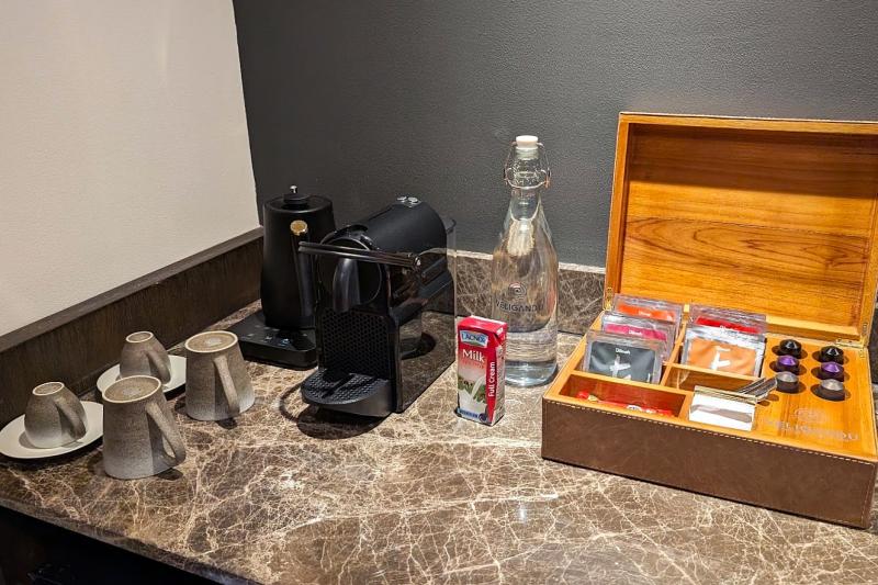 無料のミニバーゾーン（コーヒー、紅茶、水、ミルク）