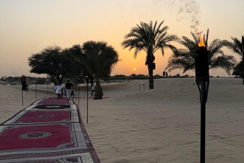 ドバイの砂漠でのサンセット