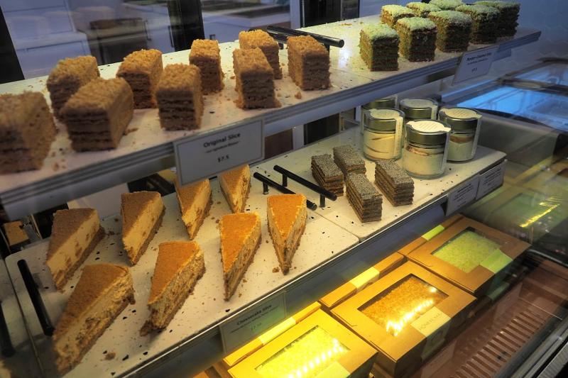 ケーキのカット販売やギフト用のパッケージも提供されており、お土産にも最適！