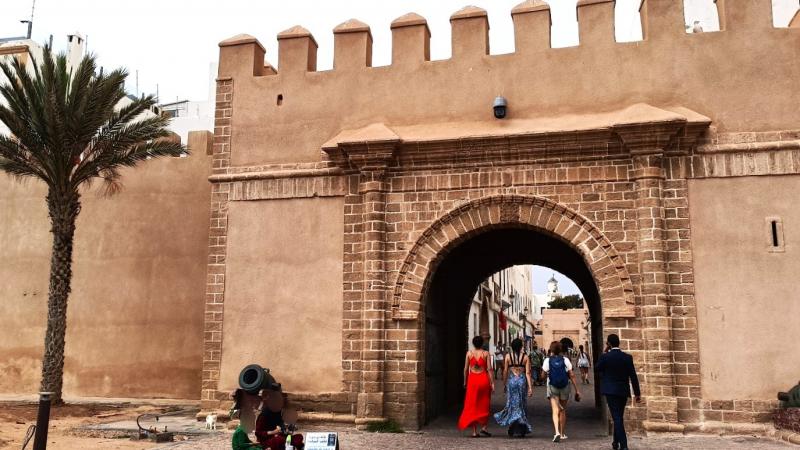 城壁と門の街。このケール通りの門から旧市街に入りました