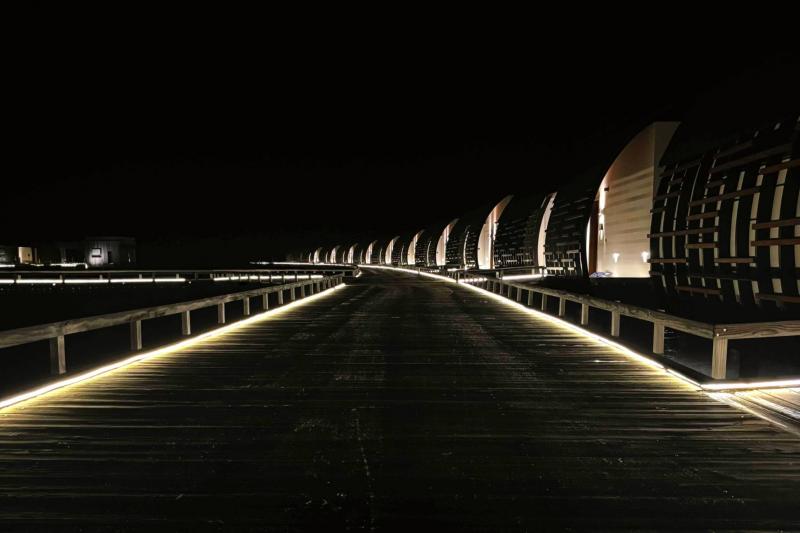 夜の水上ヴィラ桟橋