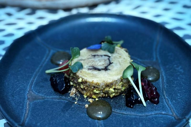 水中レストランでコースランチ