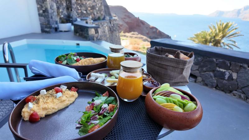 エーゲ海を眺めながら素敵な朝食（サントリーニ島）