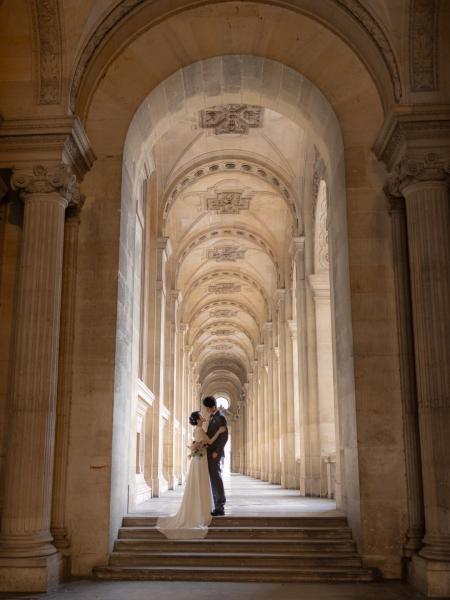 光差し込むルーブル外周の回廊から