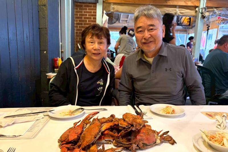 Quarterdeck Restaurantにて。テーブルに直置きの蟹を…